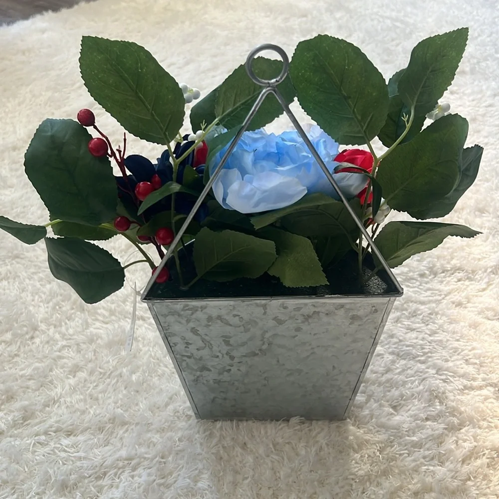 🌻 NWT Celebrate It Hanging Faux Floral Tin